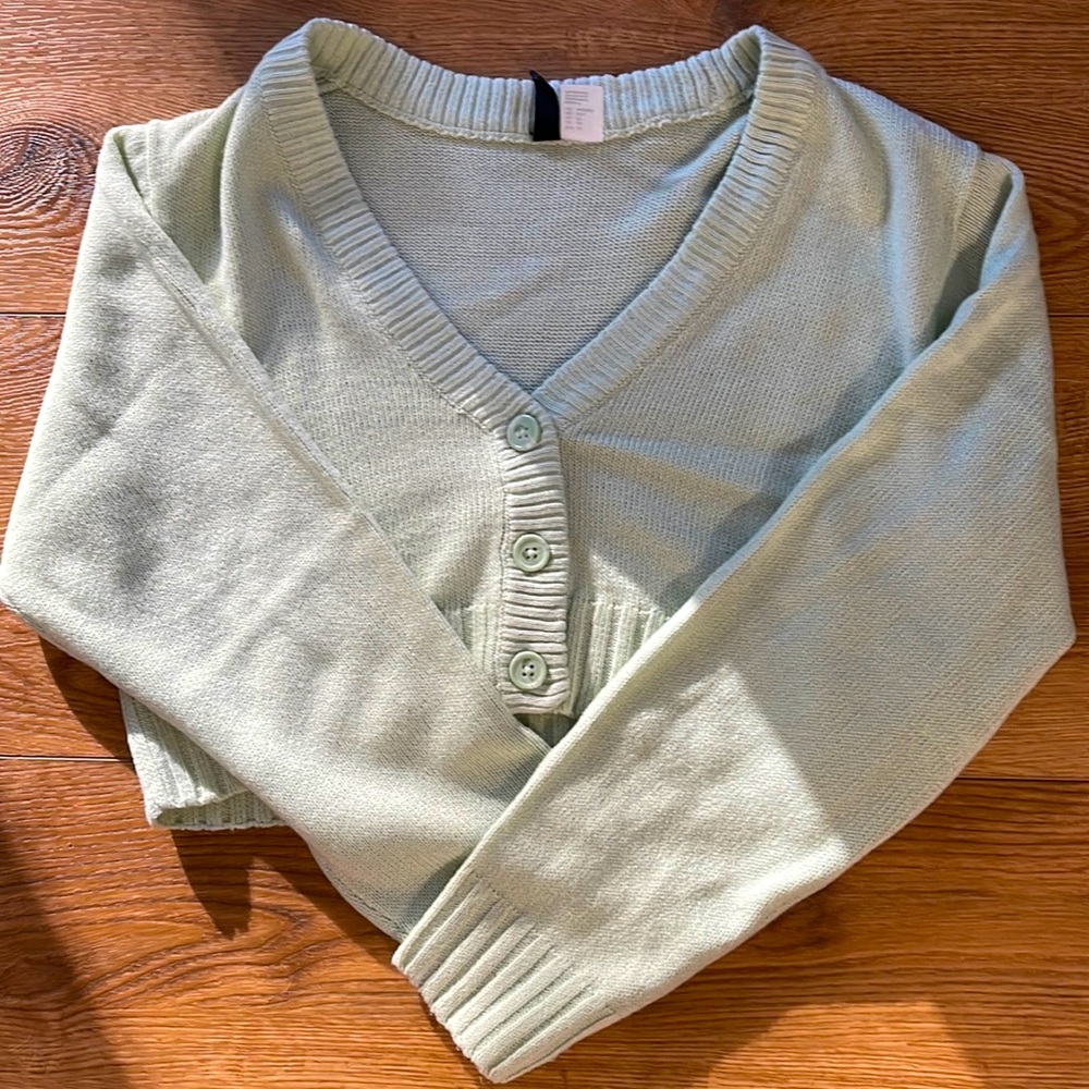This cardigan is perfect for summer evenings and to layer up with a tank top! :)